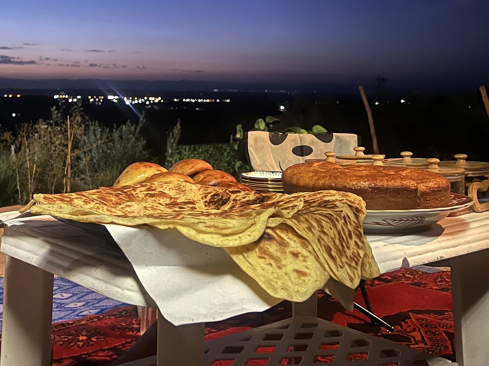 Pain et tajine servis devant la maison au crépuscule, Azegzaw